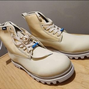 Water resistant vegan Native Boots - size 9 men's - bone white